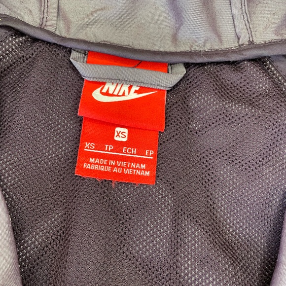 Nike women’s running jacket - Picture 3 of 9